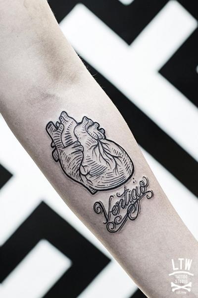 Tatuaje Brazo Corazon Dibujar por LW Tattoo