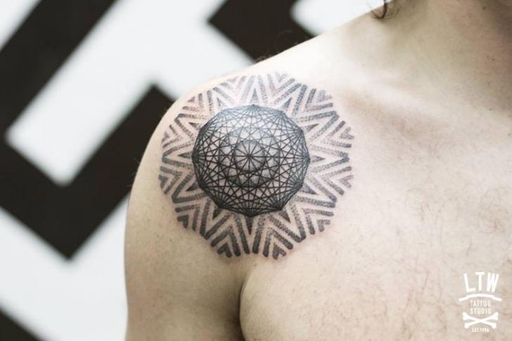 Tatuaje Hombro Dotwork Geométrico por LW Tattoo