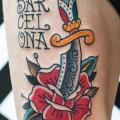 Blumen Dolch Oberschenkel tattoo von LW Tattoo