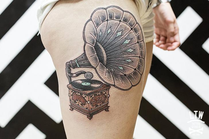 Tatuaggio Coscia Gramofono di LW Tattoo