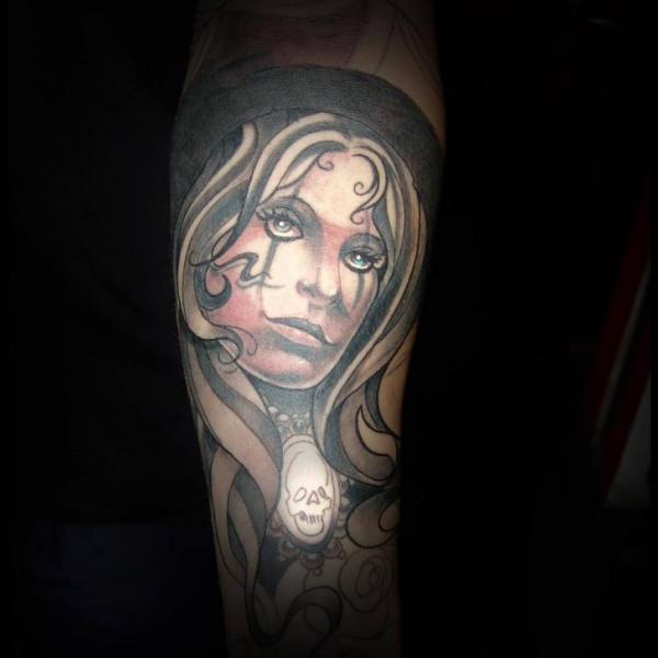 Tatuaje Brazo Mujer por Punko Tattoo