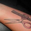 Arm Realistische Scheren Pecten tattoo von Blue Tattoo