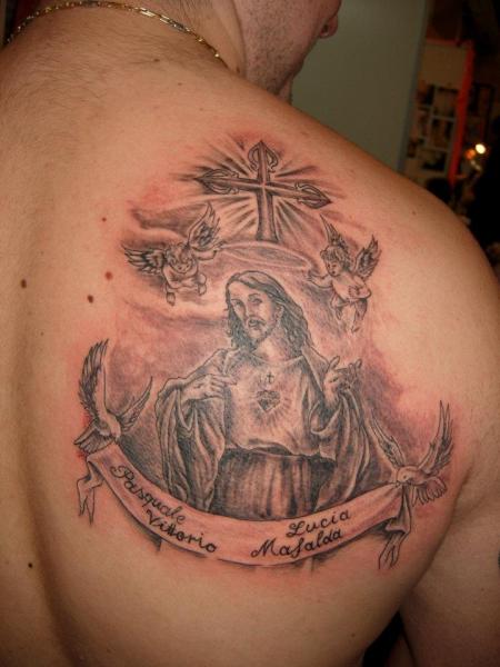 Tatouage Épaule Jésus Religieux par Blue Tattoo
