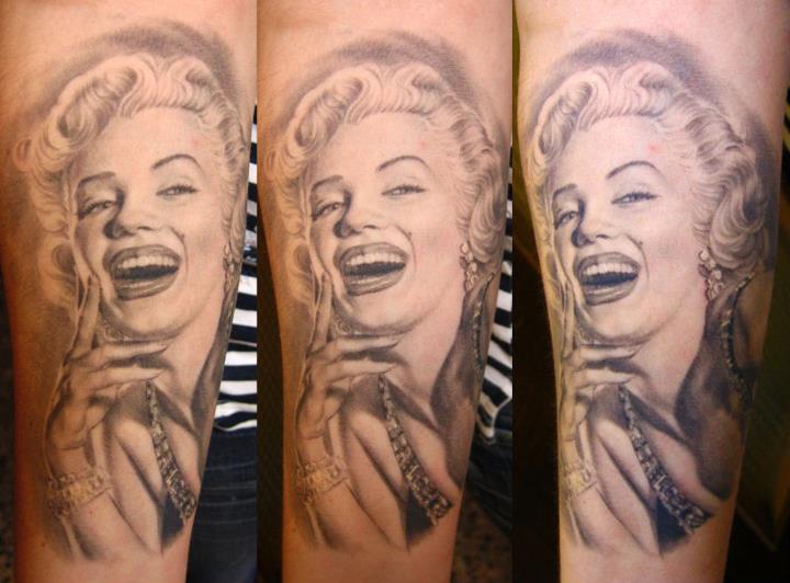 Tatuaje Brazo Realista Marilyn Monroe por Xavi Tattoo