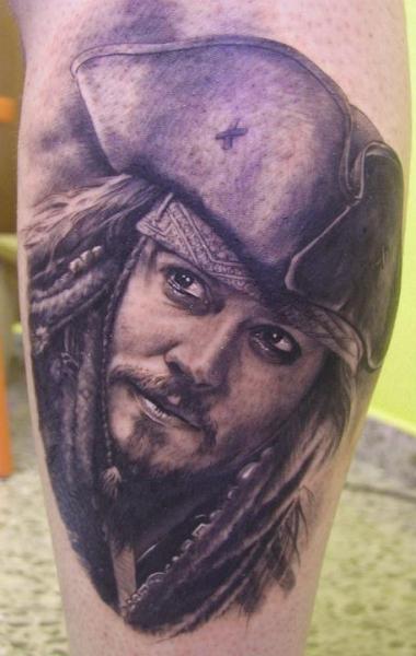 Tatouage Réaliste Jambe Johnny Depp par Xavi Tattoo