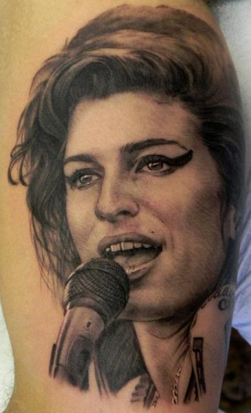 Tatuaje Realista Amy Winehouse por Xavi Tattoo