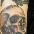 tatuaje Brazo Cráneo Cuervo por Sonic Tattoo