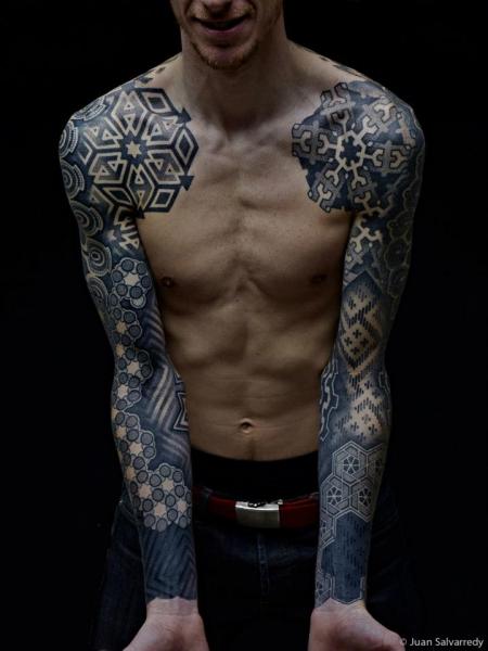 Tatuaggio Spalla Braccio Dotwork Manica di Nazareno Tubaro