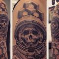tatuaje Brazo Dotwork Astronauta por Gregorio Marangoni