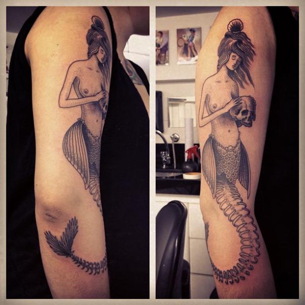 Tatuaggio Braccio Fantasy Sirena Dotwork di Gregorio Marangoni