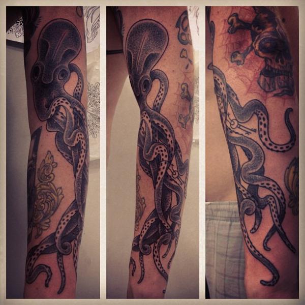 Arm Dotwork Oktopus Tattoo von Gregorio Marangoni