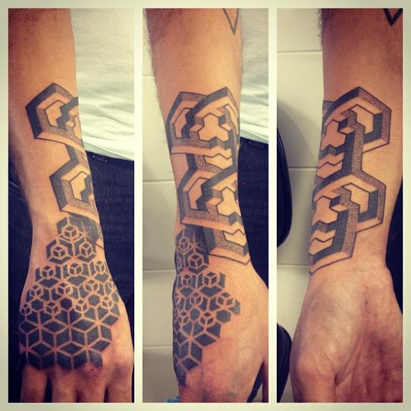 Tatuaje Brazo Mano Dotwork por Gregorio Marangoni
