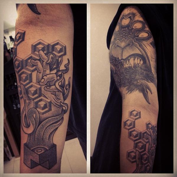 Tatuaje Fantasy Mano Dotwork por Gregorio Marangoni