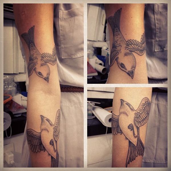 Tatuaje Realista Dotwork Pájaro por Gregorio Marangoni
