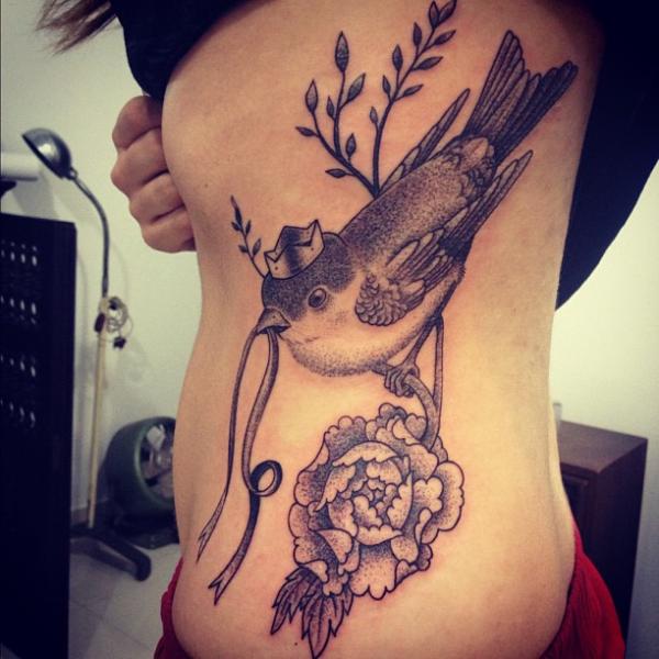 Tatuaje Flor Lado Dotwork Pájaro por Gregorio Marangoni