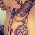 Blumen Seite Dotwork Vogel tattoo von Gregorio Marangoni