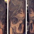 Totenkopf Dotwork Krähen tattoo von Gregorio Marangoni