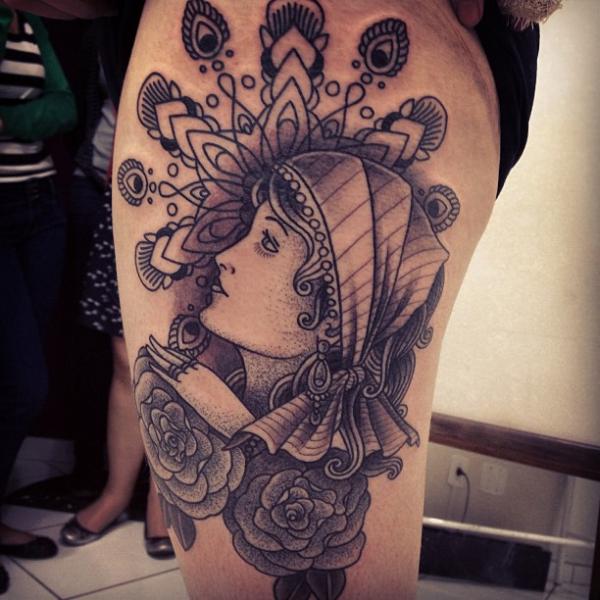 Tatuaje Gitano Dotwork Muslo por Gregorio Marangoni