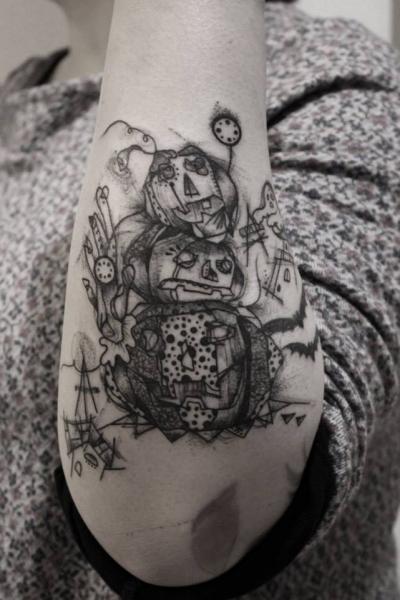 Tatuaje Brazo Dotwork Marioneta por Black Ink Power