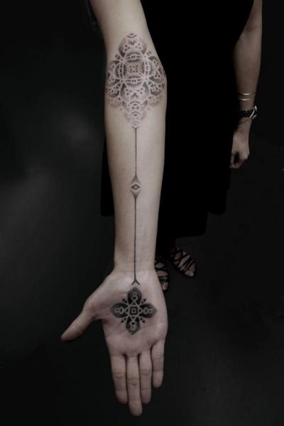 Tatuagem Braço Mão Dotwork por Black Ink Power