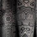 tatuaje Brazo Dotwork por Black Ink Power