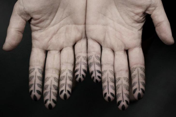 Finger Dotwork Tattoo von Black Ink Power