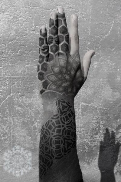 Tatuaggio Braccio Mano Dotwork di Black Ink Power