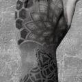 tatuaggio Braccio Mano Dotwork di Black Ink Power