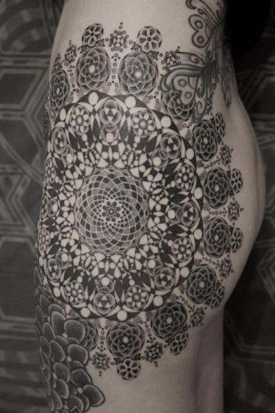 Tatuaje Lado Culo Dotwork por Black Ink Power