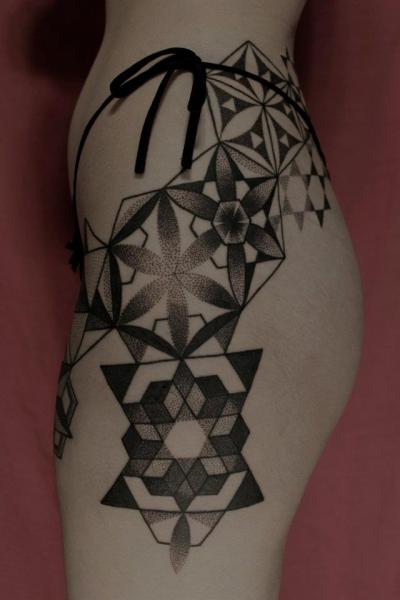 Tatuaggio Fianco Dotwork di Black Ink Power