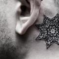 tatuaje Cuello Dotwork por Leitbild