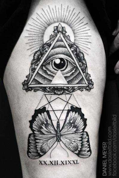 Tatuaż Ramię Motyl Bóg Dotwork przez Leitbild