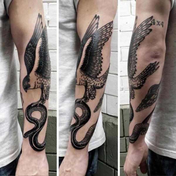 Arm Schlangen Dotwork Vogel Tattoo von Philippe Fernandez