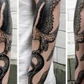 Arm Schlangen Dotwork Vogel tattoo von Philippe Fernandez