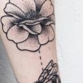 tatuaje Brazo Flor Dotwork por Philippe Fernandez