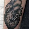 Arm Herz Dotwork tattoo von Philippe Fernandez