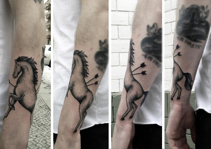 Tatuaggio Braccio Dotwork Cavalli di Philippe Fernandez