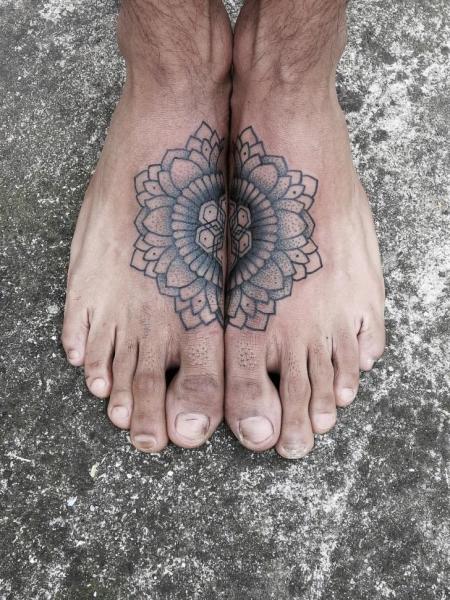 Tatuaje Pie Dotwork Geométrico por Philippe Fernandez