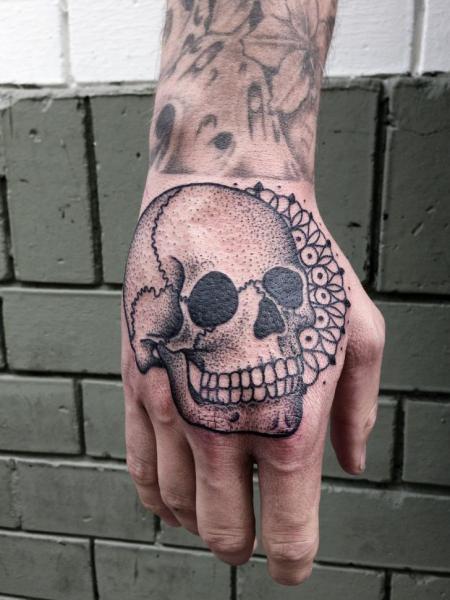 Tatuaje Cráneo Mano Dotwork por Philippe Fernandez