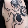 tatuaggio Spalla Indiani Dotwork di Philippe Fernandez