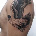 tatuaje Hombro Dotwork Pájaro por Philippe Fernandez