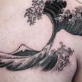 Schulter Brust Wellen Dotwork tattoo von Philippe Fernandez