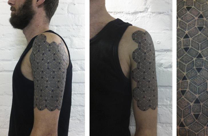 Tatuaggio Spalla Dotwork di Philippe Fernandez