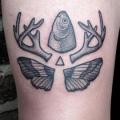 Dotwork Motte Oberschenkel Reh Fisch tattoo von Philippe Fernandez