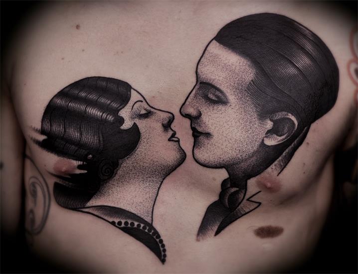 Tatuaggio Petto Amore Donne Bacio Dotwork Uomo di Raw Tattoo