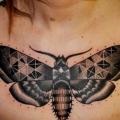 Dotwork Motte Brust tattoo von Raw Tattoo