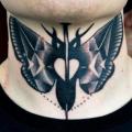 Nacken Motte tattoo von Raw Tattoo