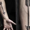 Arm Dotwork Pfeil tattoo von Kamil Czapiga