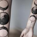 tatuaje Brazo Dotwork Luna por Kamil Czapiga