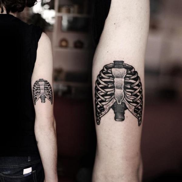 Tatuaje Brazo Dotwork Esqueleto por Kamil Czapiga